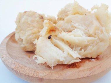 Kızarmış mayalanmış manyok, Endonezya 'nın ünlü sokak yemekleri ya da sokak atıştırmalıkları. Bant Goreng, Rondo Royal veya kızarmış peuyeum adında bir Endonezyalı. Tatlı, kremalı, çıtır çıtır, biraz yağlı ve lezzetli..