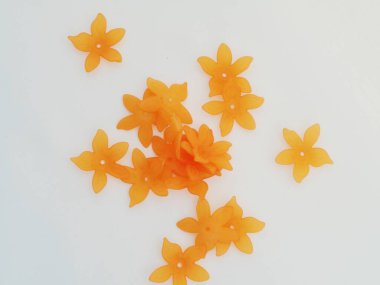 Beyaz arkaplanı olan zanaat için yapay çiçek