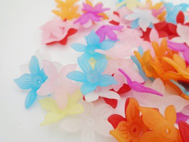 Beyaz arkaplanı olan zanaat için yapay çiçek