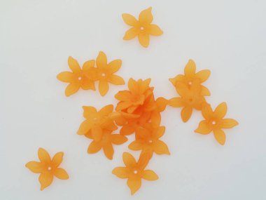 Beyaz arkaplanı olan zanaat için yapay çiçek