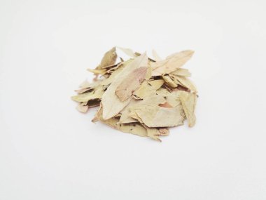 Kurutulmuş Senna Alexandrina (ayrıca daun jati tiongkok, daun jati china olarak da bilinir) beyaz arka planla ayrılmaktadır. Bu yapraklar genellikle bitki çayı olarak kullanılır. Bu çay ferahlatıcı ve özel bir kokusu var..