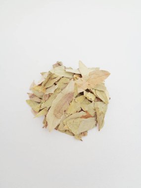 Kurutulmuş Senna Alexandrina (ayrıca daun jati tiongkok, daun jati china olarak da bilinir) beyaz arka planla ayrılmaktadır. Bu yapraklar genellikle bitki çayı olarak kullanılır. Bu çay ferahlatıcı ve özel bir kokusu var..
