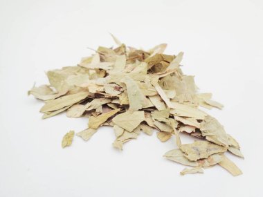 Kurutulmuş Senna Alexandrina (ayrıca daun jati tiongkok, daun jati china olarak da bilinir) beyaz arka planla ayrılmaktadır. Bu yapraklar genellikle bitki çayı olarak kullanılır. Bu çay ferahlatıcı ve özel bir kokusu var..