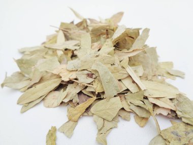 Kurutulmuş Senna Alexandrina (ayrıca daun jati tiongkok, daun jati china olarak da bilinir) beyaz arka planla ayrılmaktadır. Bu yapraklar genellikle bitki çayı olarak kullanılır. Bu çay ferahlatıcı ve özel bir kokusu var..