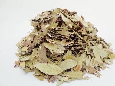 Kurutulmuş Senna Alexandrina (ayrıca daun jati tiongkok, daun jati china olarak da bilinir) beyaz arka planla ayrılmaktadır. Bu yapraklar genellikle bitki çayı olarak kullanılır. Bu çay ferahlatıcı ve özel bir kokusu var..