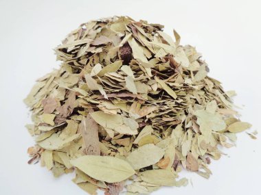 Kurutulmuş Senna Alexandrina (ayrıca daun jati tiongkok, daun jati china olarak da bilinir) beyaz arka planla ayrılmaktadır. Bu yapraklar genellikle bitki çayı olarak kullanılır. Bu çay ferahlatıcı ve özel bir kokusu var..