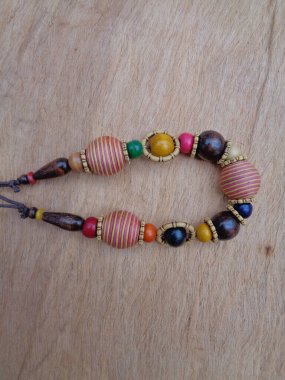 Kahverengi arka planı olan tahta bir kolye. Ahşap arka plandaki kolye..