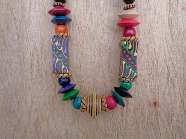 Kahverengi arka planı olan tahta bir kolye. Ahşap arka plandaki kolye..