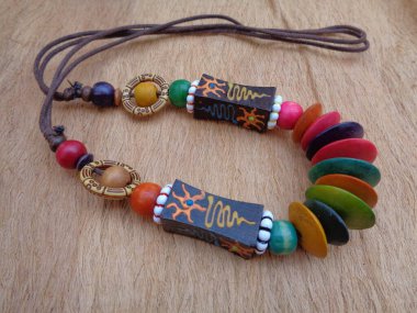 Kahverengi arka planı olan tahta bir kolye. Ahşap arka plandaki kolye..