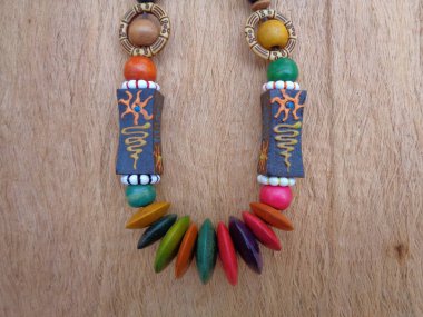 Kahverengi arka planı olan tahta bir kolye. Ahşap arka plandaki kolye..