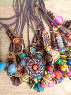 Kahverengi arka planı olan tahta bir kolye. Ahşap arka plandaki kolye..