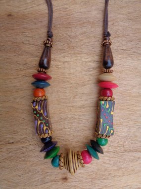 Kahverengi arka planı olan tahta bir kolye. Ahşap arka plandaki kolye..