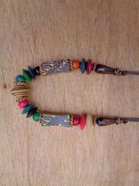 Kahverengi arka planı olan tahta bir kolye. Ahşap arka plandaki kolye..