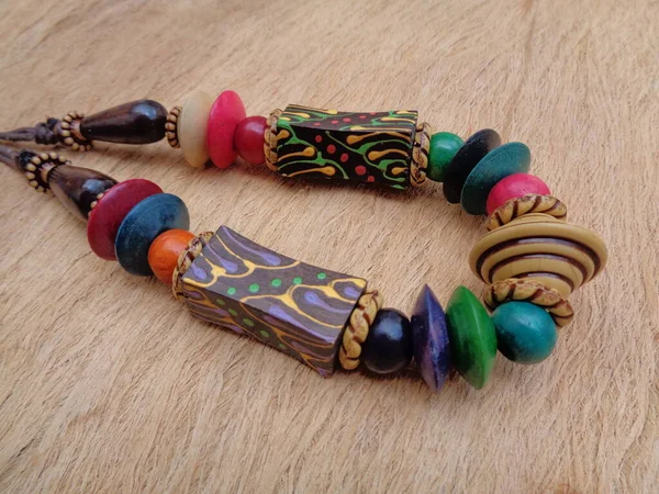 Kahverengi arka planı olan tahta bir kolye. Ahşap arka plandaki kolye..