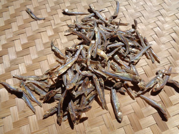 Pesce Acciughe Kan Teri Indonesia Con Sfondo Texture Bambù — Foto Stock