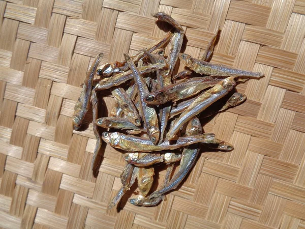 Anchois Fish Kan Teri Indonesia Bambusowym Tłem Tekstury — Zdjęcie stockowe
