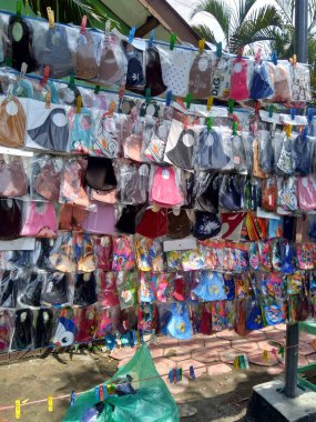 Kediri, Doğu Java Endonezya, 7 Temmuz 2020: Maskacılar asılıyor. Maskacılar koronavirüs salgını sırasında sokakta satılıyor..