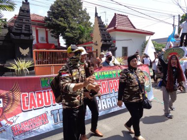 Kediri, Doğu Java Endonezya, 16 Temmuz 2020: Sokaktaki Endonezya gösterisi. Taslak taslak HIP hakkında gösteri (RUU HIP).
