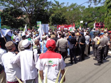 Kediri, Doğu Java Endonezya, 16 Temmuz 2020: Sokaktaki Endonezya gösterisi. Taslak taslak HIP hakkında gösteri (RUU HIP).