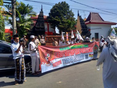 Kediri, Doğu Java Endonezya, 16 Temmuz 2020: Sokaktaki Endonezya gösterisi. Taslak taslak HIP hakkında gösteri (RUU HIP).