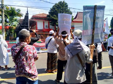 Kediri, Doğu Java Endonezya, 16 Temmuz 2020: Sokaktaki Endonezya gösterisi. Taslak taslak HIP hakkında gösteri (RUU HIP).