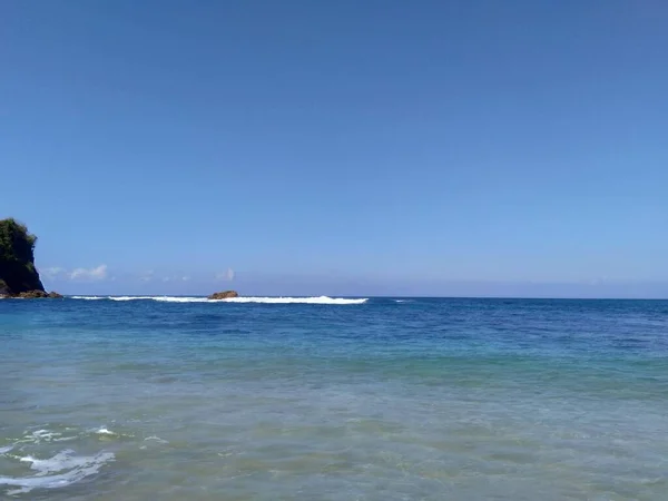 Сцена Голубого Пляжа Пляж Тамбакрехо Один Красивейших Индонезийских Пляжей Блитаре — стоковое фото