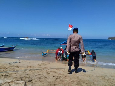 Blitar, Doğu Java, Endonezya, 1 Ağustos 2020: Tambakrejo plajında insanlar.