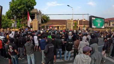 Endonezyalı ayaklandı ve Temsilciler Meclisi 'nden (DPR).