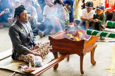 Pethik Düzeni seremonisi. Pethik Laut Endonezya 'daki balıkçılar için bir şükran günü törenidir..