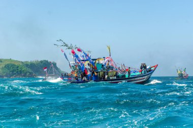 Pethik Düzeni seremonisi. Pethik Laut Endonezya 'daki balıkçılar için bir şükran günü törenidir..