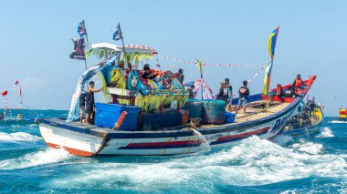 Pethik Düzeni seremonisi. Pethik Laut Endonezya 'daki balıkçılar için bir şükran günü törenidir..