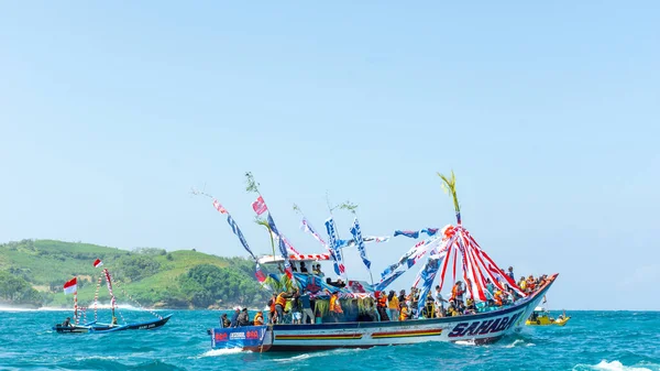 Pethik Düzeni seremonisi. Pethik Laut Endonezya 'daki balıkçılar için bir şükran günü törenidir..