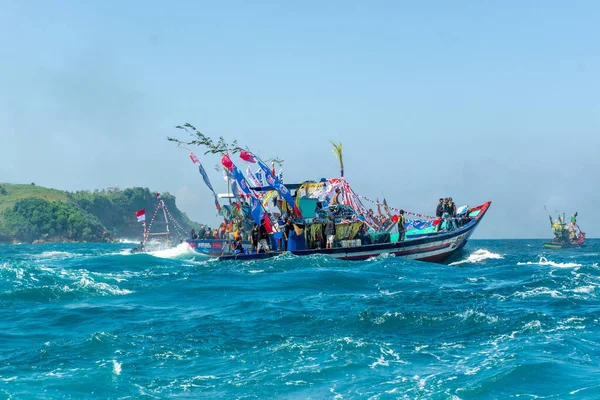 Pethik Düzeni seremonisi. Pethik Laut Endonezya 'daki balıkçılar için bir şükran günü törenidir..