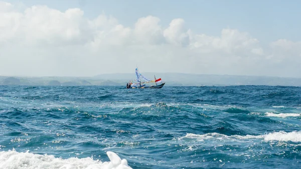 Pethik Düzeni seremonisi. Pethik Laut Endonezya 'daki balıkçılar için bir şükran günü törenidir..