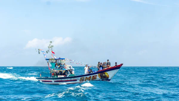 Pethik Düzeni seremonisi. Pethik Laut Endonezya 'daki balıkçılar için bir şükran günü törenidir..