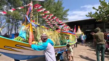 Pethik Düzeni seremonisi. Pethik Laut Endonezya 'daki balıkçılar için bir şükran günü törenidir.