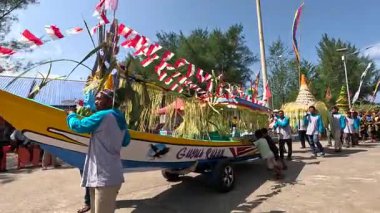 Pethik Düzeni seremonisi. Pethik Laut Endonezya 'daki balıkçılar için bir şükran günü törenidir.