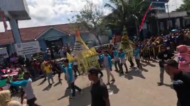 Pethik Düzeni seremonisi. Pethik Laut Endonezya 'daki balıkçılar için bir şükran günü törenidir.