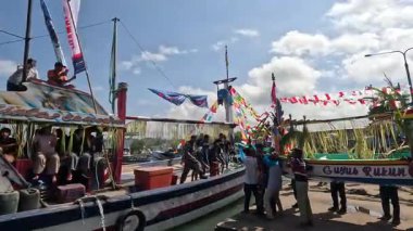 Pethik Düzeni seremonisi. Pethik Laut Endonezya 'daki balıkçılar için bir şükran günü törenidir.