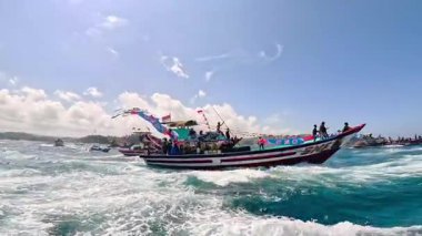 Pethik Düzeni seremonisi. Pethik Laut Endonezya 'daki balıkçılar için bir şükran günü törenidir.