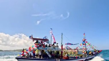 Pethik Düzeni seremonisi. Pethik Laut Endonezya 'daki balıkçılar için bir şükran günü törenidir.