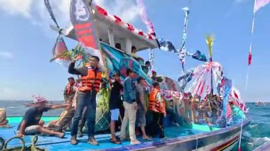 Pethik Düzeni seremonisi. Pethik Laut Endonezya 'daki balıkçılar için bir şükran günü törenidir.