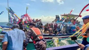 Pethik Düzeni seremonisi. Pethik Laut Endonezya 'daki balıkçılar için bir şükran günü törenidir.