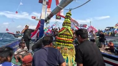 Pethik Düzeni seremonisi. Pethik Laut Endonezya 'daki balıkçılar için bir şükran günü törenidir.