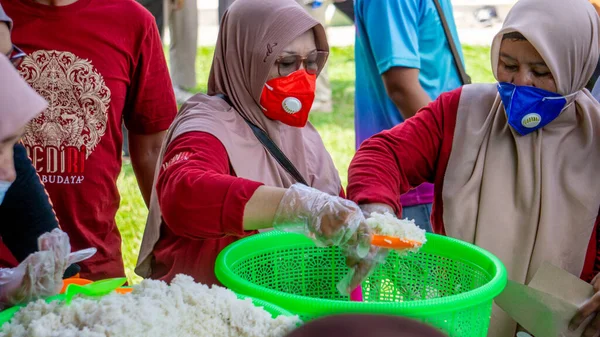Bedava yiyeceği insanlarla paylaşmak. Yiyecek bağışları. Yardım etkinlikleri.