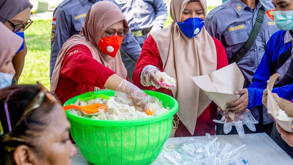 Bedava yiyeceği insanlarla paylaşmak. Yiyecek bağışları. Yardım etkinlikleri.