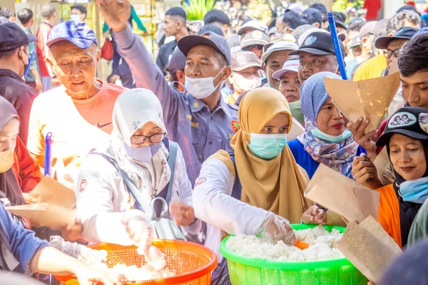 Bedava yiyeceği insanlarla paylaşmak. Yiyecek bağışları. Yardım etkinlikleri.