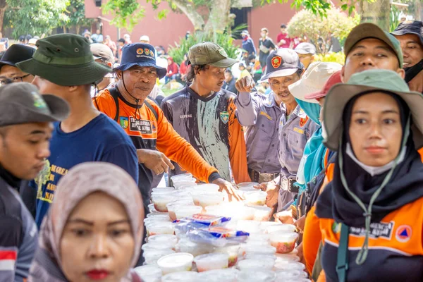 Bedava yiyeceği insanlarla paylaşmak. Yiyecek bağışları. Yardım etkinlikleri.