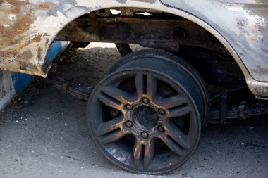 Araba alev aldıktan sonra. Arabanın bazı parçaları yanmış görünüyor..