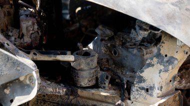 Araba alev aldıktan sonra. Arabanın bazı parçaları yanmış görünüyor..